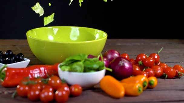 Taze sebze salatası hazırlama. Ağır çekim — Stok video