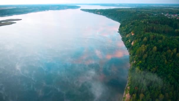 Flygande över dimmiga sjön tidigt på morgonen — Stockvideo