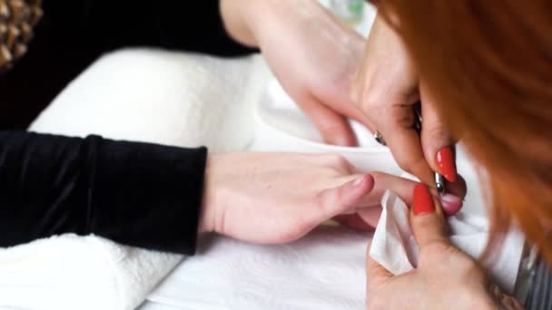 Mujer en un salón de belleza recibiendo una manicura — Vídeo de stock