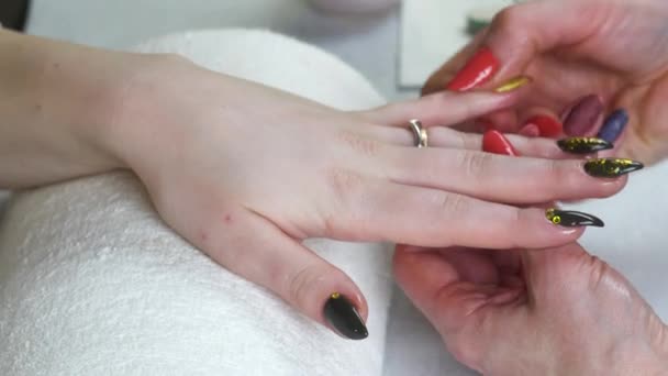 Donna in un salone di bellezza che riceve una manicure — Video Stock
