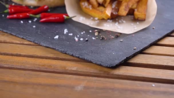 Taş tabakta lezzetli ev yapımı hamburger patates ile — Stok video