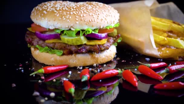 Sabrosa hamburguesa casera con patatas servidas en plato de piedra — Vídeos de Stock