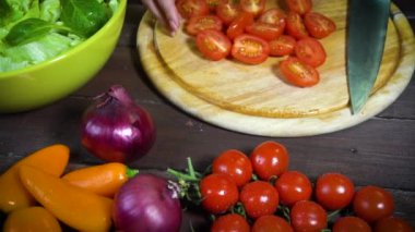 taze sebze salatası hazırlama. Ağır çekim