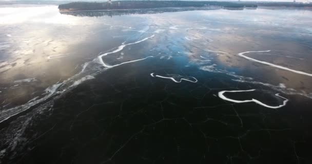 Над замёрзшим озером с трещинами льда — стоковое видео