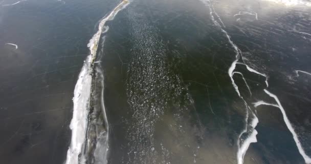 Volando por encima del lago congelado con hielo agrietado — Vídeo de stock