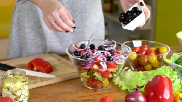 Preparación de ensalada fresca de ceasar — Vídeos de Stock