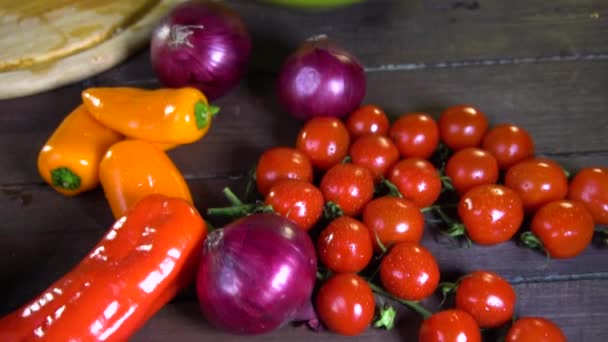 Příprava čerstvý zeleninový salát. Zpomalený pohyb — Stock video