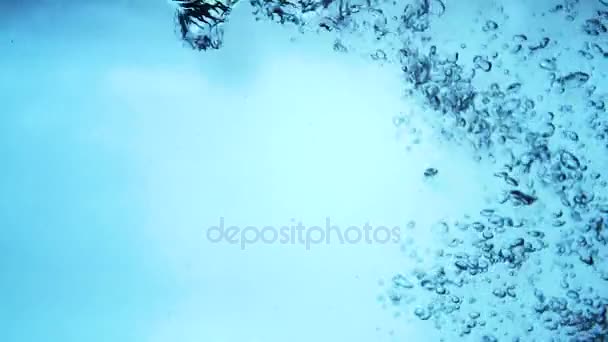 Бульбашки у воді повільний рух — стокове відео