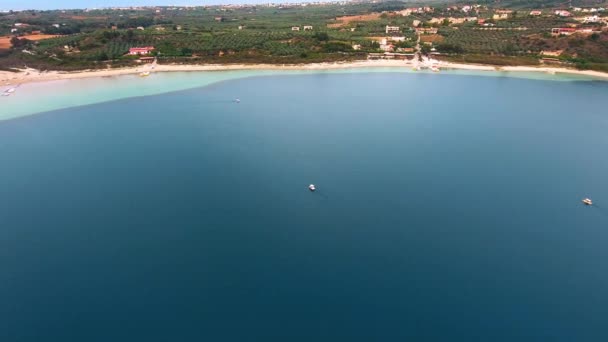 Volando por encima del hermoso lago Kournas en Creta — Vídeo de stock