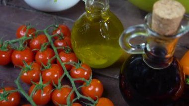 taze sebze salatası hazırlama. Ağır çekim