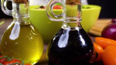 taze sebze salatası hazırlama. Ağır çekim