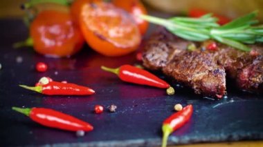 taş plaka üzerinde büyük lezzetli biftek