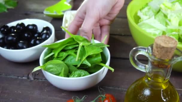Préparer une salade de légumes frais. Mouvement lent — Video
