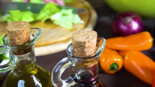 Preparar ensalada de verduras frescas. Movimiento lento — Vídeos de Stock