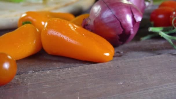 Przygotowanie sałatką ze świeżych warzyw. Zwolnionym tempie — Wideo stockowe