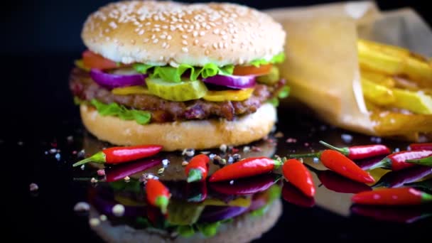Sabrosa hamburguesa casera con patatas servidas en plato de piedra — Vídeo de stock