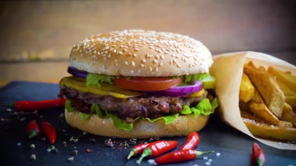 Leckere hausgemachte Hamburger mit Kartoffeln auf Steinteller serviert — Stockvideo