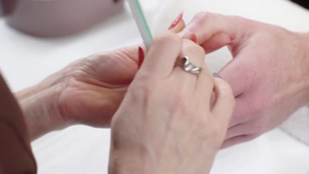 Ο άνθρωπος παίρνει μανικιούρ νύχια στο σαλόνι ομορφιάς — Αρχείο Βίντεο