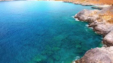 Mavi deniz, kayalıklardan sahilinde kırma dalgalar