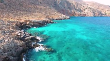 Mavi deniz, kayalıklardan sahilinde kırma dalgalar