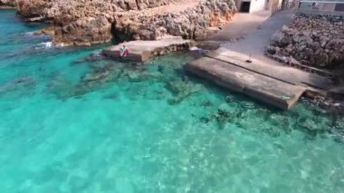 Mavi deniz, kayalıklardan sahilinde kırma dalgalar