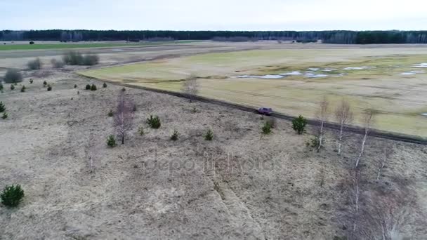 Véhicule hors route SUV au dépôt 