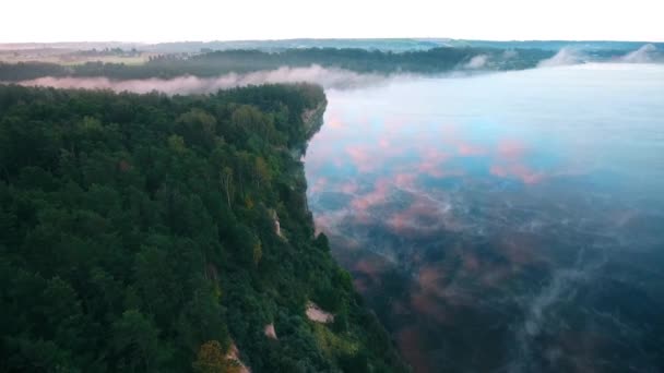 Volando por encima del lago de niebla temprano en la mañana — Vídeos de Stock