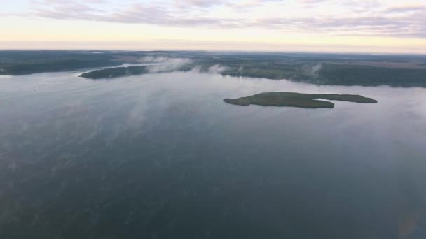 Volando por encima del lago de niebla temprano en la mañana — Vídeos de Stock
