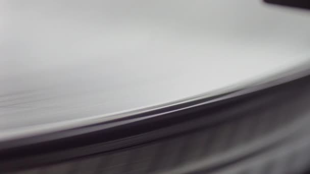 Old vinyl turntable playing music — Stock Video