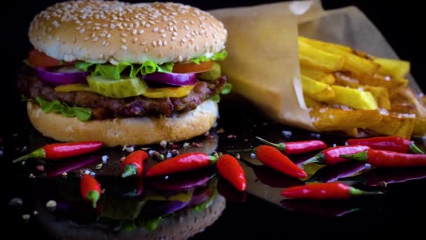 Sabrosa hamburguesa casera con patatas servidas en plato de piedra — Vídeo de stock