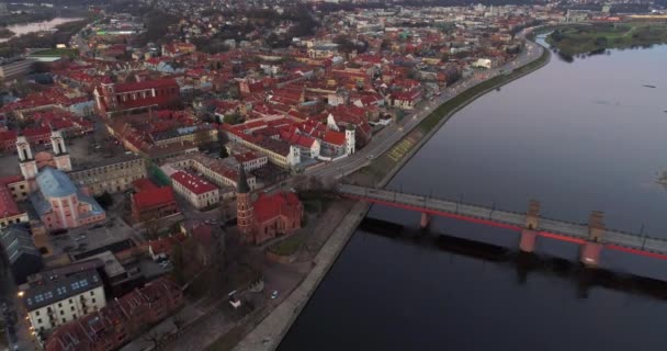 Vista aérea del casco antiguo de la ciudad en evenenig — Vídeos de Stock