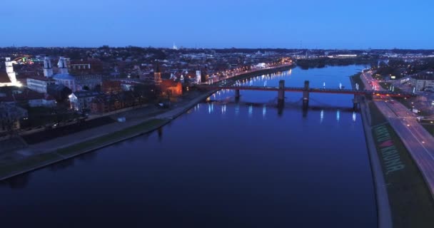 Gece şehir, eski şehrin havadan görünümü — Stok video