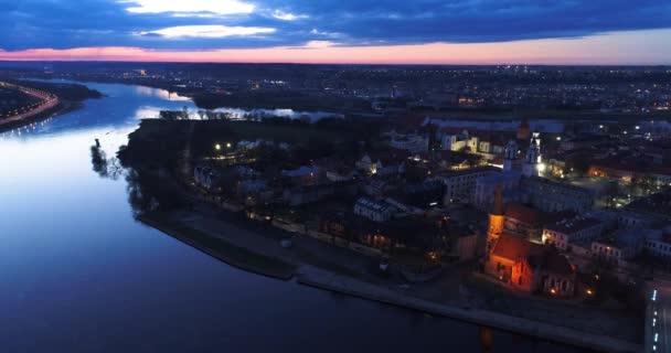 Vista aérea del casco antiguo de la ciudad por la noche — Vídeos de Stock