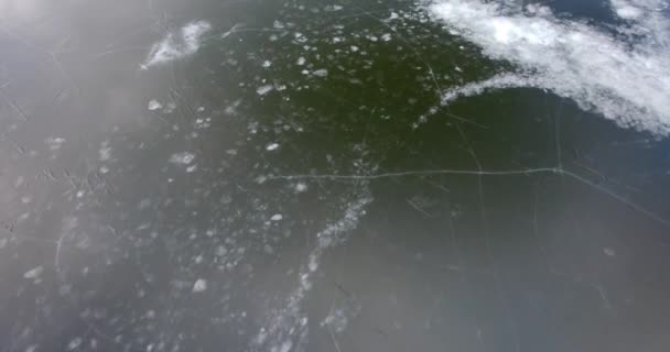 Volando sopra il lago ghiacciato con ghiaccio rotto — Video Stock