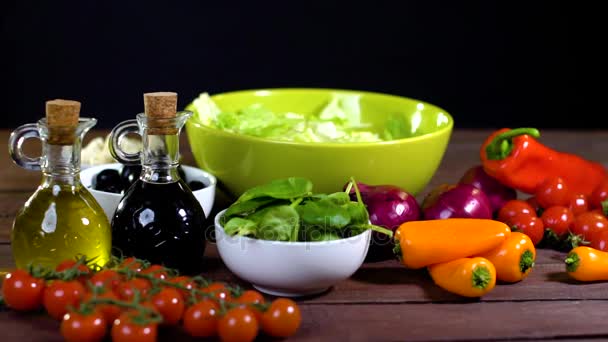 Preparar ensalada de verduras frescas. Movimiento lento — Vídeo de stock