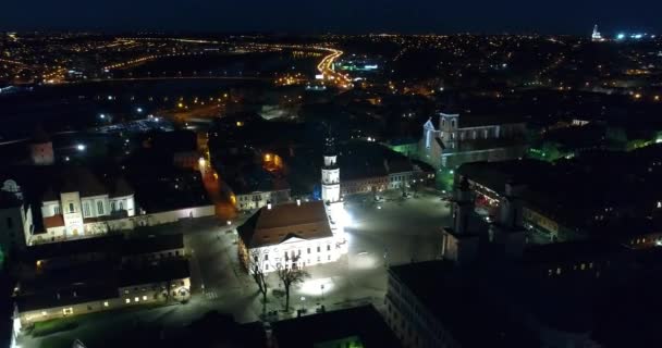 Vista aérea del casco antiguo de la ciudad por la noche — Vídeo de stock