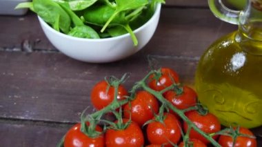 taze sebze salatası hazırlama. Ağır çekim