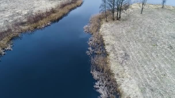 Luchtfoto van overstroomd velden en meren op voorjaar — Stockvideo