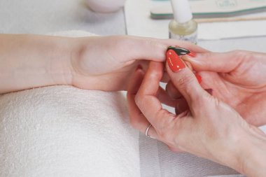 Manikür yaparken güzellik uzmanı