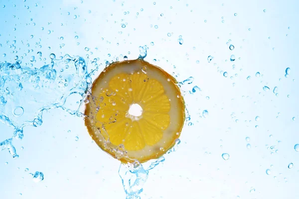 Tranche de citron dans l'eau — Photo