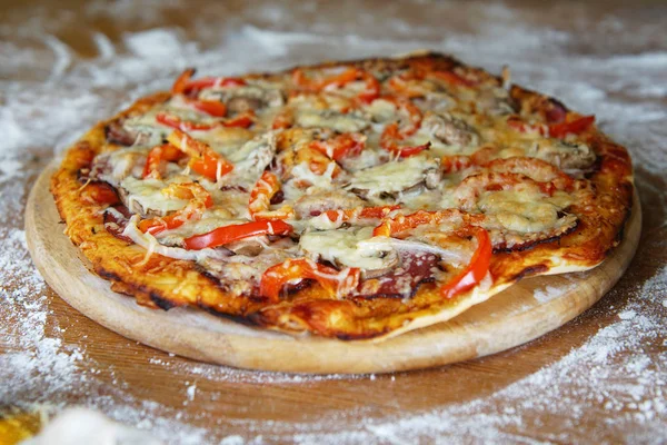 Pizza z różnych składników — Zdjęcie stockowe