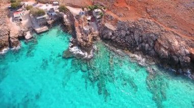 Mavi deniz, kayalıklardan sahilinde kırma dalgalar