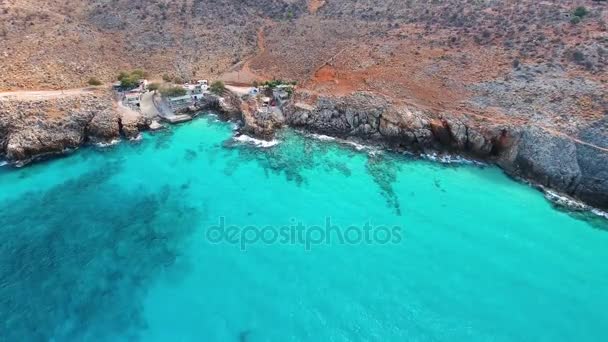 Mare blu, onde che si infrangono sulle scogliere a riva — Video Stock