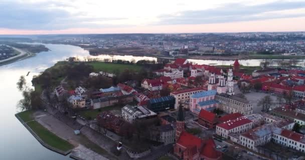 Vista aérea del casco antiguo de la ciudad en evenenig — Vídeos de Stock