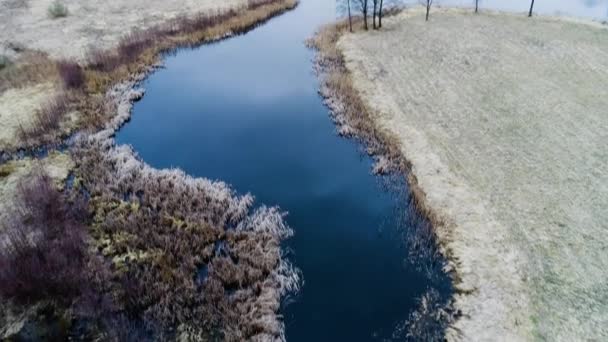 Letecký pohled na zaplavených polích a jezer na jaro — Stock video