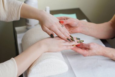 Manikür yaparken güzellik uzmanı
