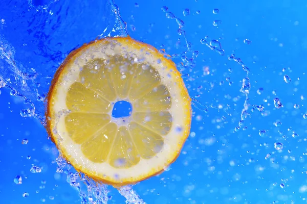 Slice of lemon in the water — Stock Photo, Image