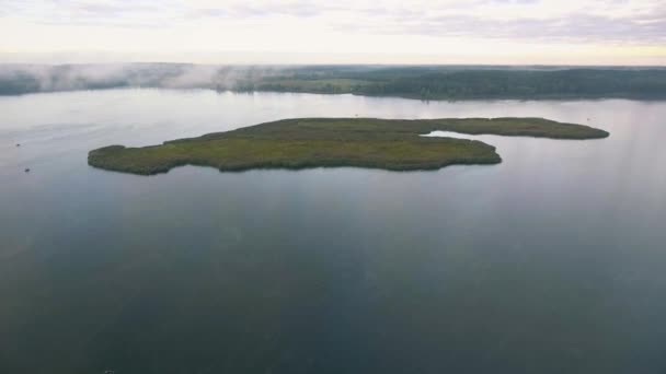 Létání nad zamlžené jezero brzy ráno — Stock video