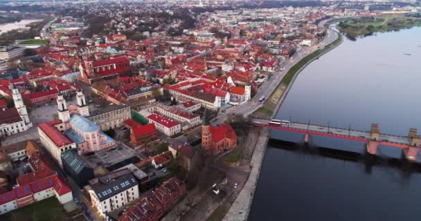 Vista aérea del casco antiguo de la ciudad en evenenig — Vídeos de Stock