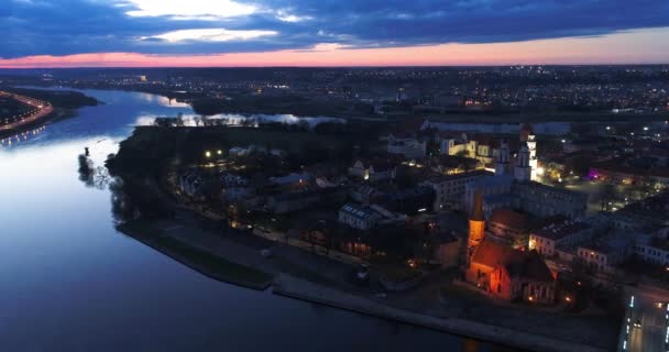 Εναέρια άποψη της παλιάς πόλης της πόλης τη νύχτα — Αρχείο Βίντεο